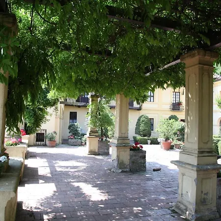 Cascinetta Sleeps 10 Villa