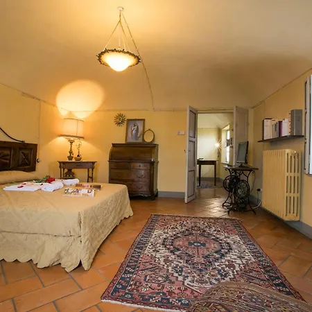 Cascinetta Sleeps 10 Villa